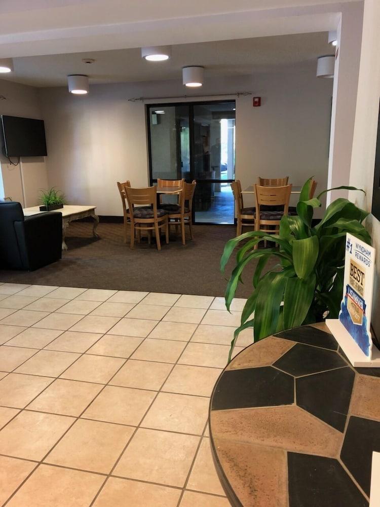 Super 8 By Wyndham Diberville Biloxi Area Εξωτερικό φωτογραφία