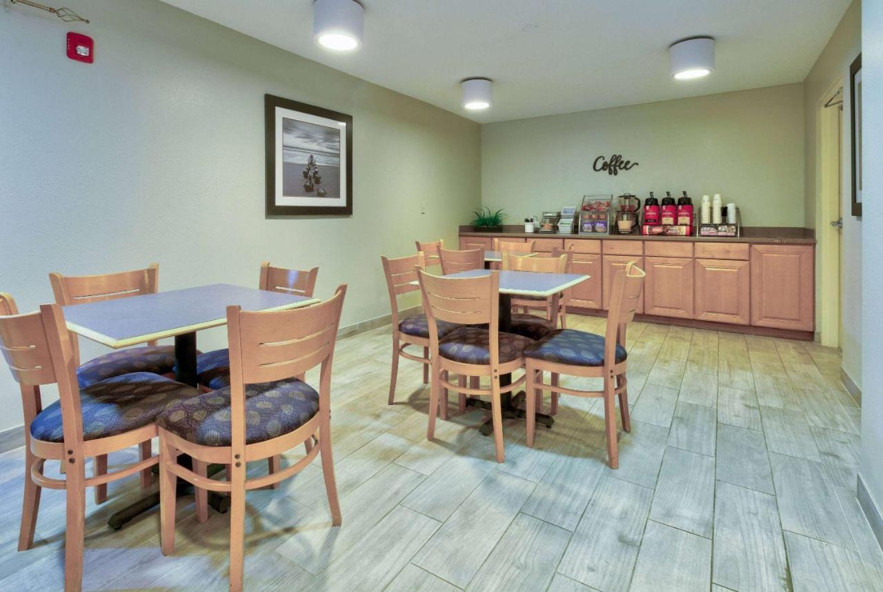 Super 8 By Wyndham Diberville Biloxi Area Εξωτερικό φωτογραφία