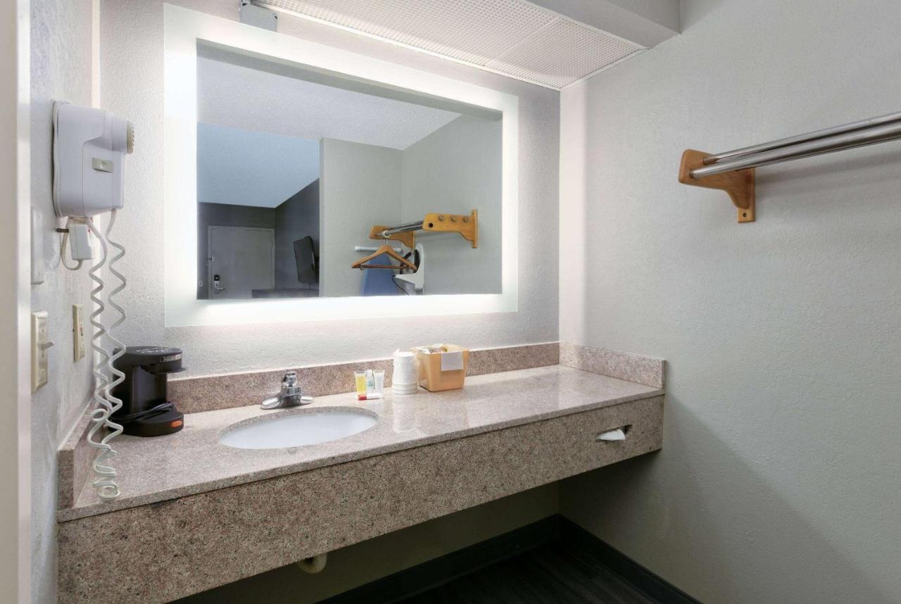Super 8 By Wyndham Diberville Biloxi Area Εξωτερικό φωτογραφία